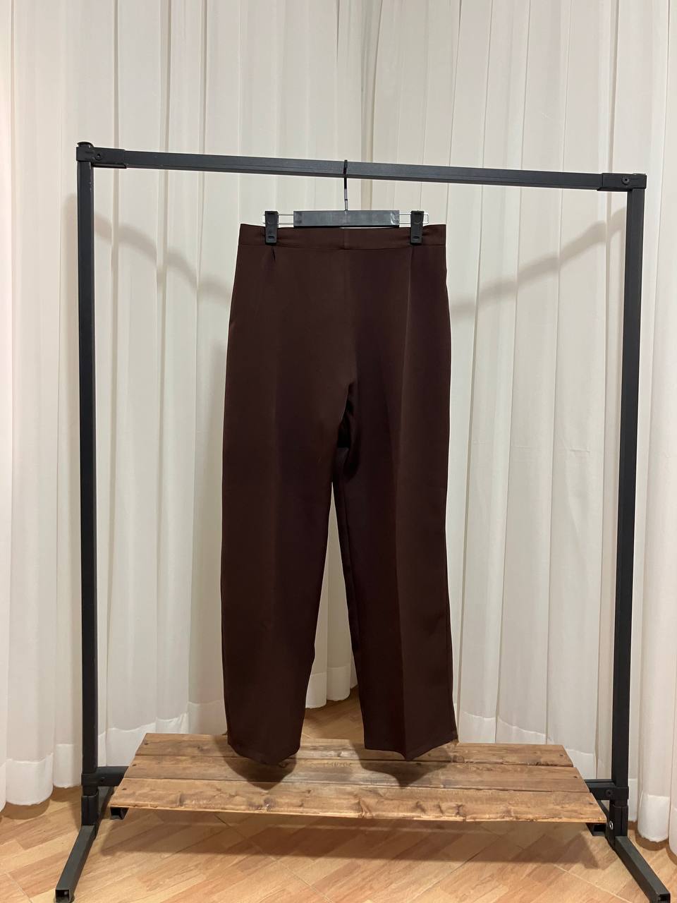 عکس غیر ژورنالی شلوار بگ قهوه ای موکا
