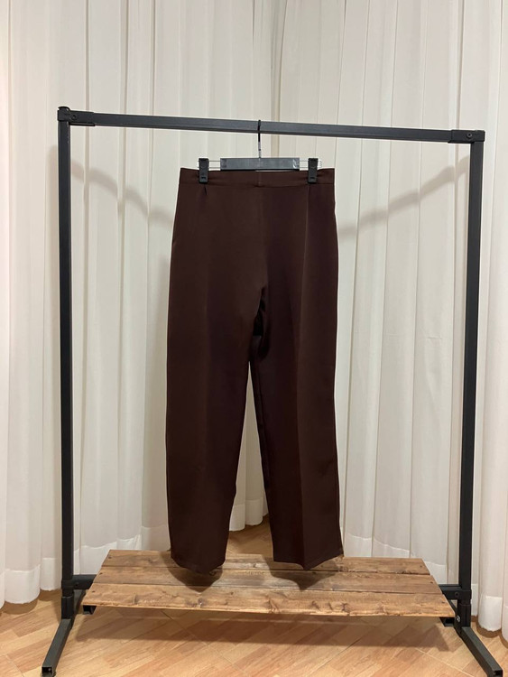 عکس غیر ژورنالی شلوار بگ قهوه ای موکا